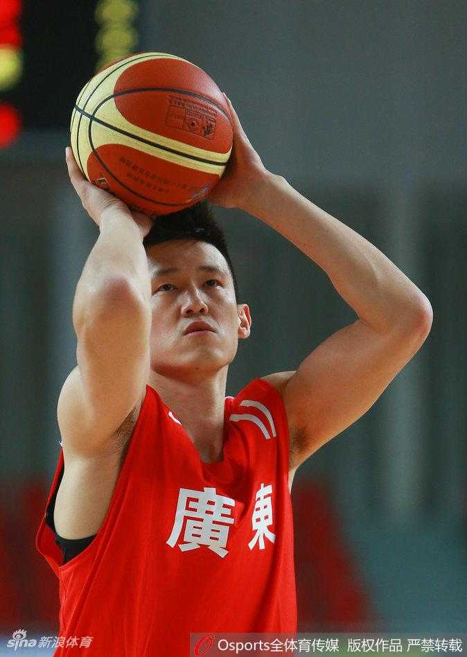 粤军双剑合璧:周鹏朱芳雨引领全运卫冕之路 周鹏在山西队严防下高高跃起,篮球脱手而出,眼神如炬直盯篮筐