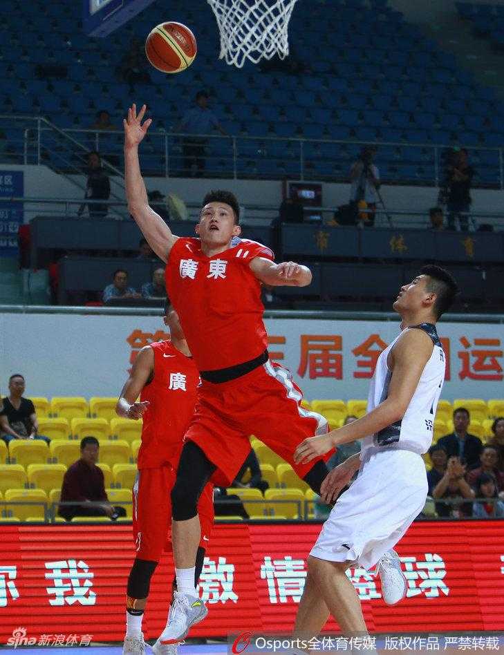 粤军双剑合璧:周鹏朱芳雨引领全运卫冕之路 周鹏持球强行突破,山西防守球员被他倚在身后,全场观众的目光都聚焦在他身上