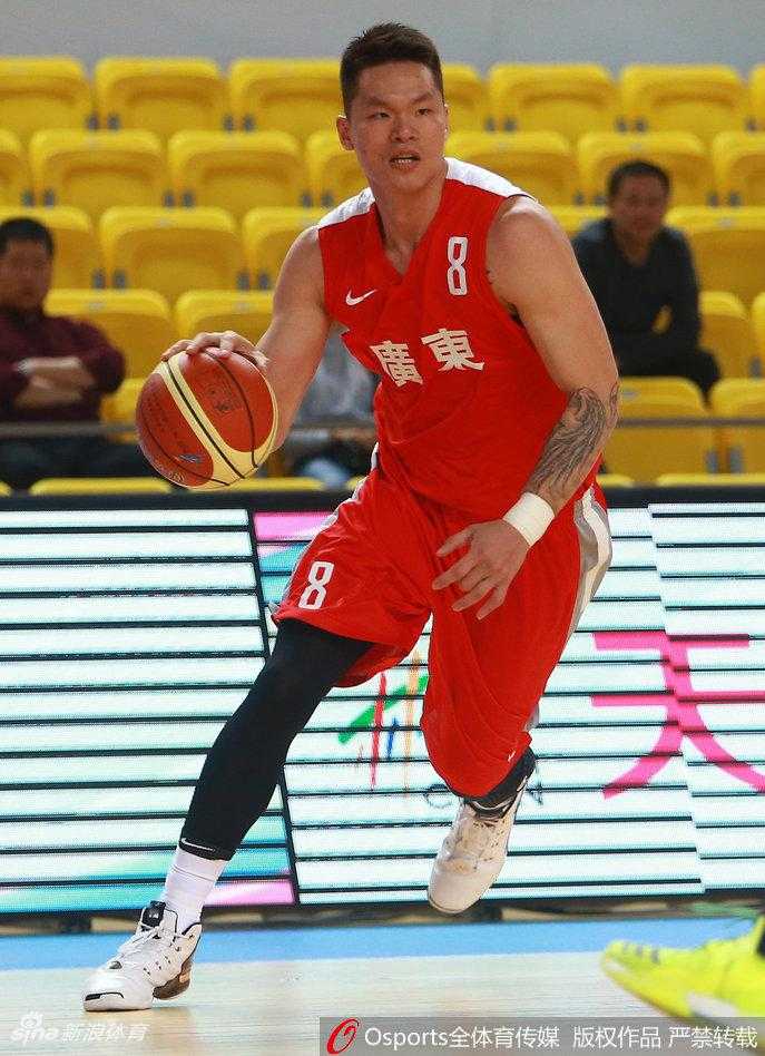 粤军双剑合璧:周鹏朱芳雨引领全运卫冕之路 朱芳雨压低重心持球突破,尽管防守者紧贴不放,但他脸上依然写满从容与镇定
