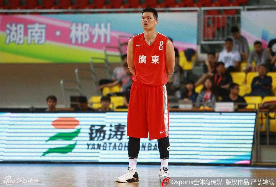 粤军双剑合璧:周鹏朱芳雨引领全运卫冕之路 朱芳雨与顾全在场边交流战术,朱芳雨神情专注,用手指点着场上的形势