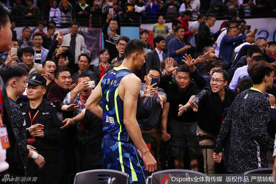 场上是兄弟也是对手，赛后易建联与深圳队新星沈梓捷低声交谈，仿佛在进行着一场关于未来的对话。