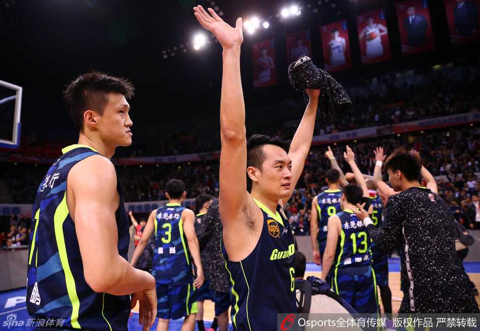 国家队队友之间的惺惺相惜，深圳队李慕豪向周鹏送上祝福，一笑泯恩仇，只因大家都有一个共同的名字：中国篮球人。