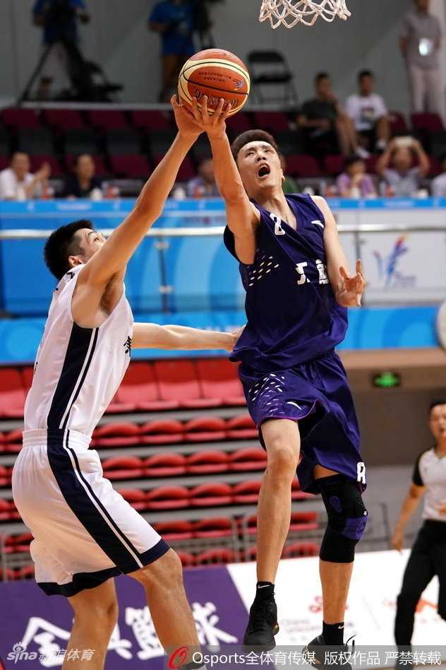 广东小将胡明轩如尖刀般杀入内线，在失去平衡的情况下依然将球打进，展现出了超乎年龄的冷静与果敢。