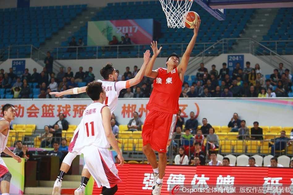 杜锋在场边全神贯注，双手比划着战术手势，神情激昂地指挥着场上的年轻队员，尽显少帅风采。