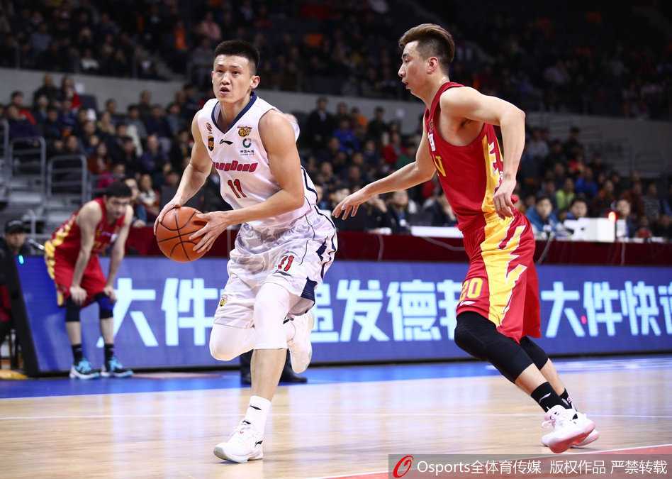 粤军轻取吉林豪取八连胜 阿联十二分钟献十八分 易建联在吉林队内线群中高高跃起,单手劈扣势不可挡,仿佛将球场上的空气都点燃了。