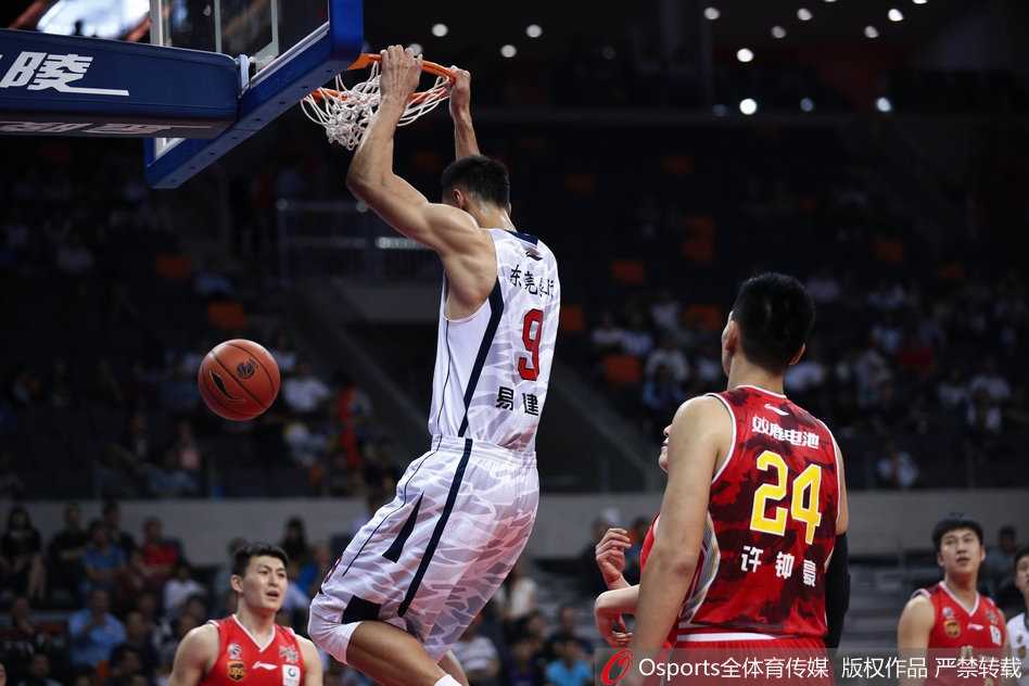 易建联在八一队内线长人林中高高跃起，以一记势大力沉的单手劈扣终结进攻，防守球员只能望球兴叹，目睹这石破天惊的一幕。