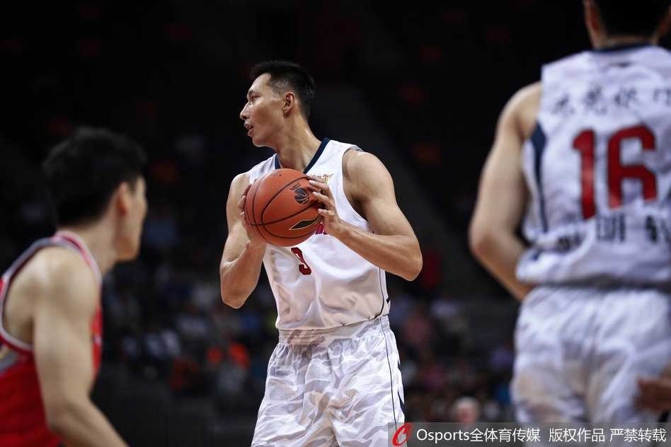 手感火热的尼克尔森面对八一队员的贴防，稳稳命中一记中距离跳投，全场球迷起身为他这写意的得分表演欢呼鼓掌。