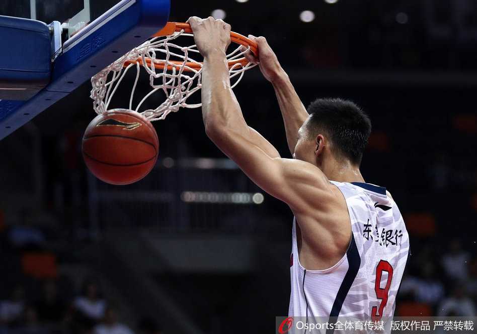 周鹏在三分线外稳稳出手，皮球在空中划出一道彩虹般的完美弧线，精准地坠入网窝，八一防守球员封盖为时已晚。