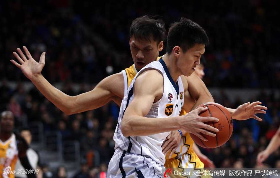 广东队长周鹏在快攻中面对空篮，轻松上篮得手，他身后的广厦追防球员望尘莫及，这次进攻帮助广东队在末节稳住了领先优势。