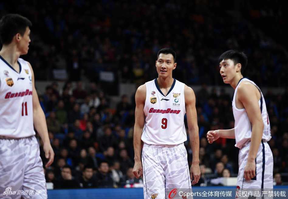 裁判哨响瞬间，广东替补席球员们激动地挥舞着毛巾跃起庆祝，场上的球员们也紧紧相拥，共同庆祝这场来之不易的主场复仇胜利。