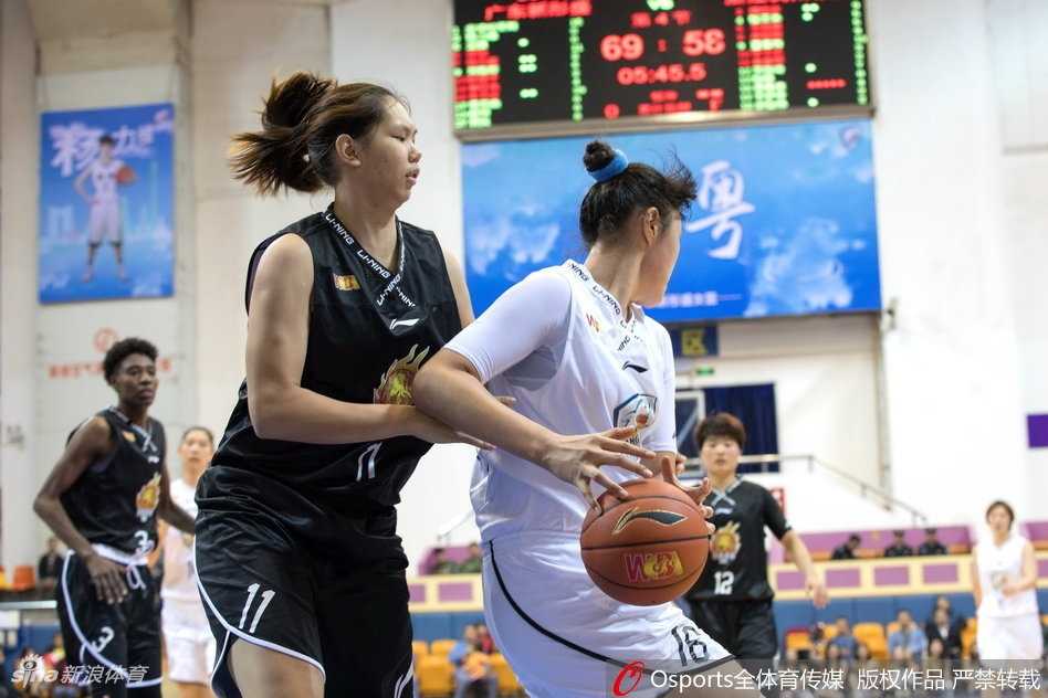 广东队后卫沈怡运球快速通过中场，她冷静地观察着场上队友的跑位，面对浙江队的紧逼防守，准备送出撕裂防线的关键一传。