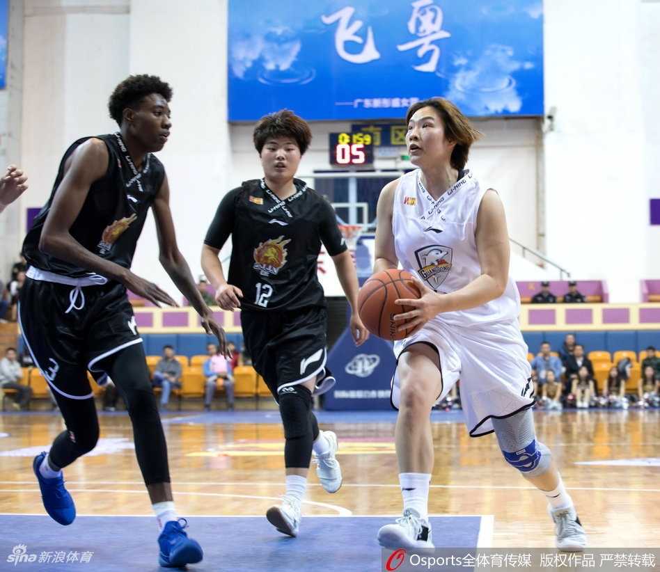 浙江队核心王佳琦在严密防守下强行突破，她压低重心，用变幻莫测的运球节奏试图穿越广东队的防线，寻找传球或投篮的瞬间机会。