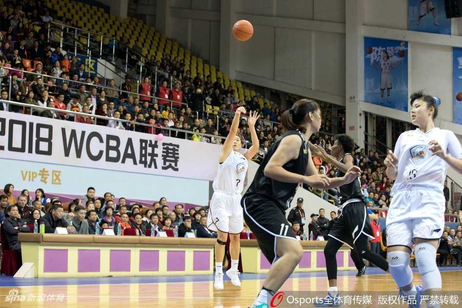 浙江队球员单婉丽在快攻中犹如一道闪电，她轻盈地躲过防守，用一记飘逸的抛射将球送入篮筐，瞬间点燃了客场替补席的激情。