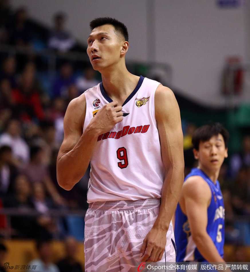 赵睿如流星般疾速切入，面对空篮舒展长臂，以一记雷霆万钧的单手劈扣终结进攻，青春风暴势不可挡