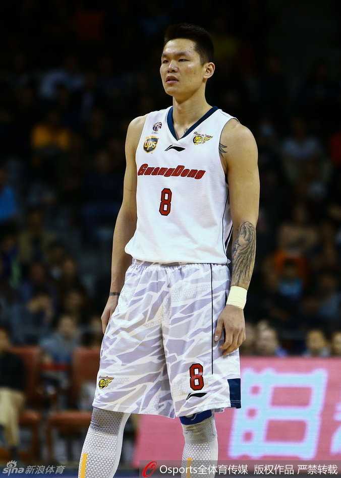 为了争夺球权，朱芳雨奋力扑倒在地，与地板亲密接触，用一次次奋不顾身的拼抢捍卫着八冠王的尊严。