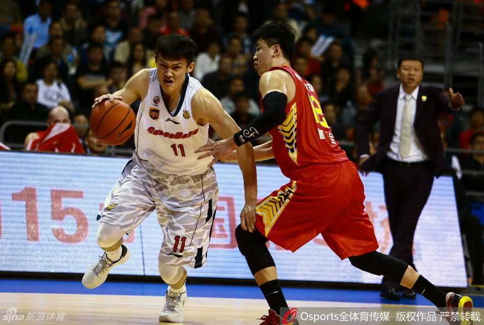 斯隆与易建联在罚球线附近上演经典配合，阿联高高跃起尝试空中接力，指尖轻触皮球改变轨迹，彰显默契。