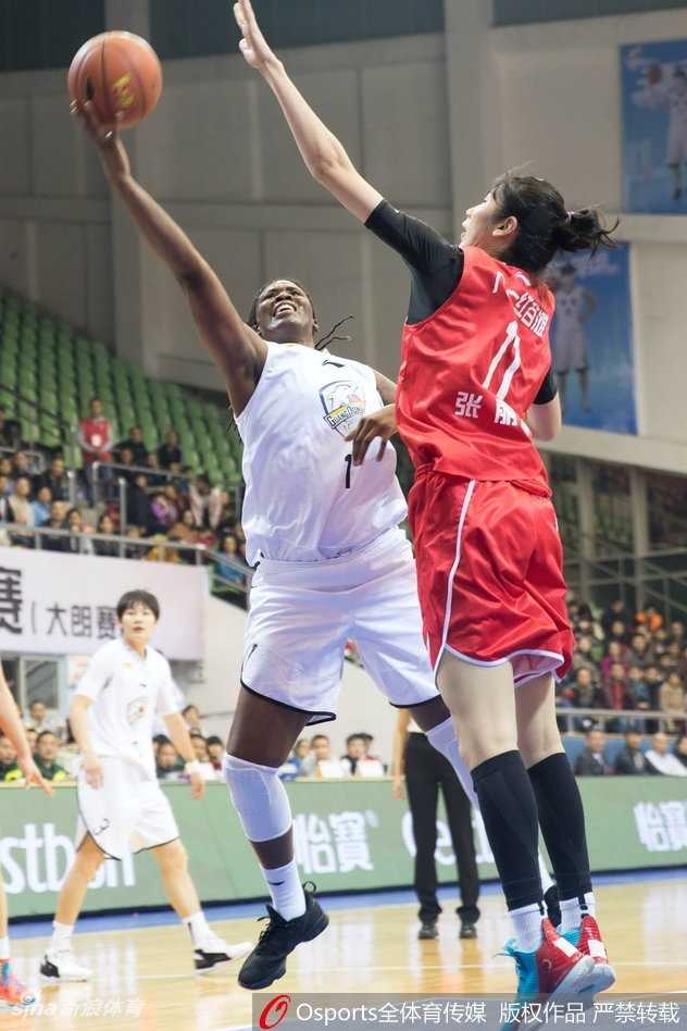 粤旅主场惜败八一,巾帼对决燃爆冬日 广东外援哈里斯篮下强打,用厚实的身板扛开防守,肌肉碰撞的瞬间仿佛能听到赛场上的闷响,力量感十足。