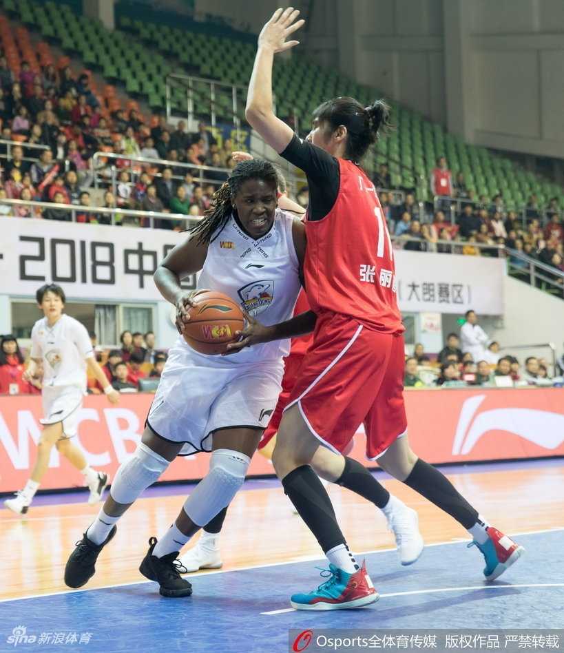 粤旅主场惜败八一,巾帼对决燃爆冬日 八一队孙梦然在广东队内线群中高高跃起,以一记精彩的补篮点燃替补席,她的眼神中透露出对胜利的无限渴望。