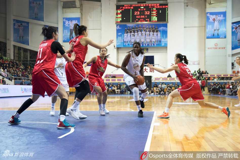 粤旅主场惜败八一,巾帼对决燃爆冬日 八一队球员在比赛最后时刻成功防守后振臂高呼,庆祝这场来之不易的胜利,激情与汗水在这一刻尽情挥洒。