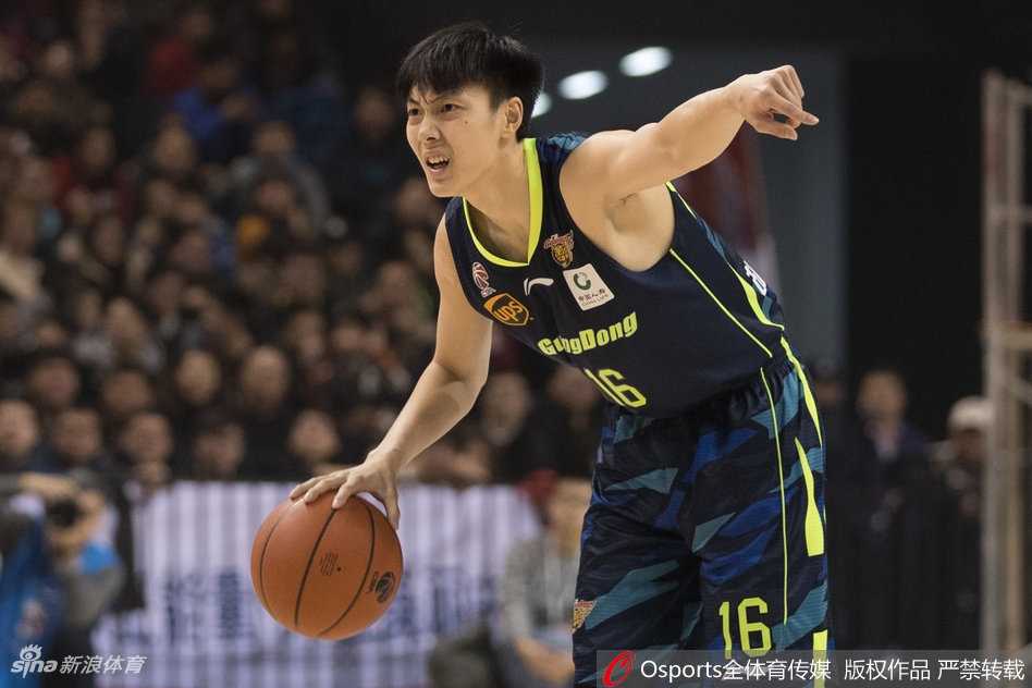 尼克尔森高高跃起，如同展翅的雄鹰，以一记势大力沉的单手劈扣终结进攻，引爆了广东队的替补席。