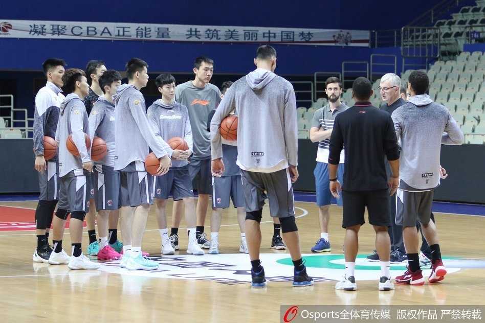 粤沪大战前夕,华南虎潜心磨剑 主教练尤纳斯目光如鹰,紧盯着场上队员的每一个跑位和传球路线,他的严谨正是广东队防守体系的基石。