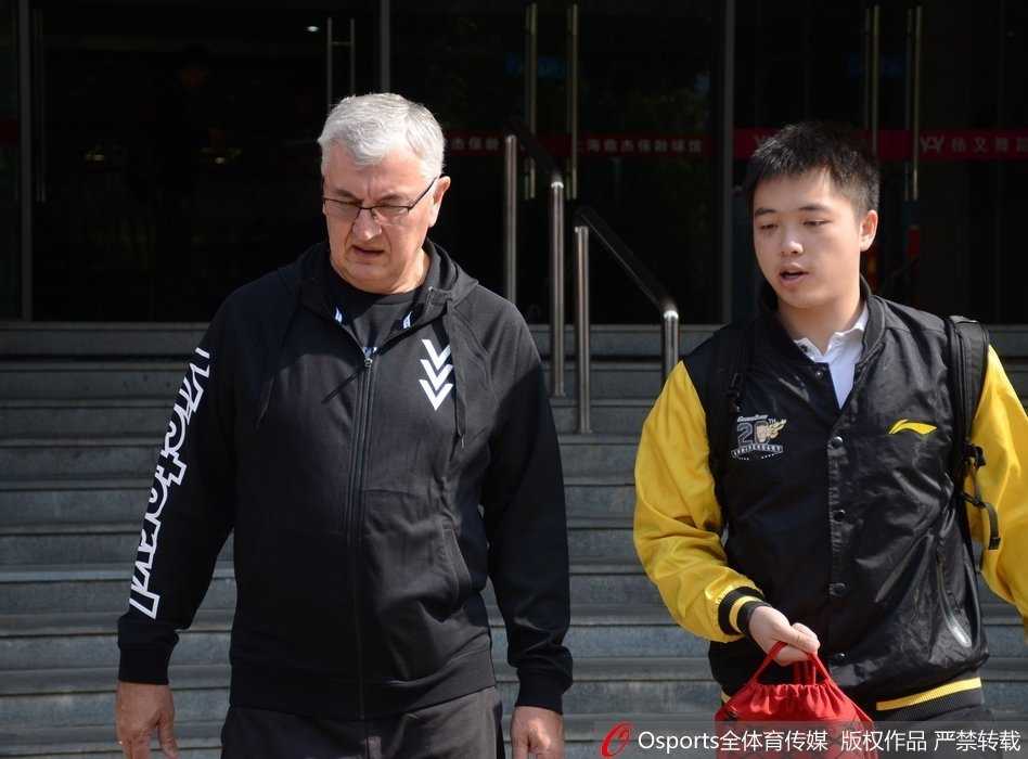 粤沪大战前夕,华南虎潜心磨剑 训练间隙,易建联依然留在场上加练罚球,篮球在空中划出优美的弧线,正如他对胜利的执着追求。