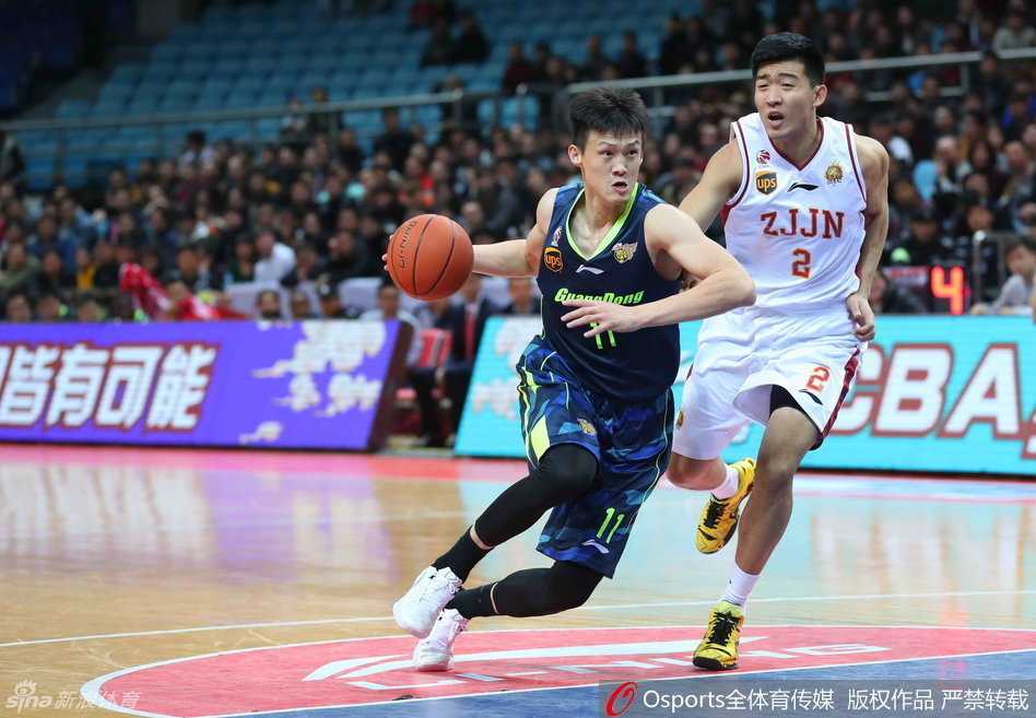 高尚快攻中轻松上篮得手，动作舒展飘逸，展现出年轻球员的活力与冲击力