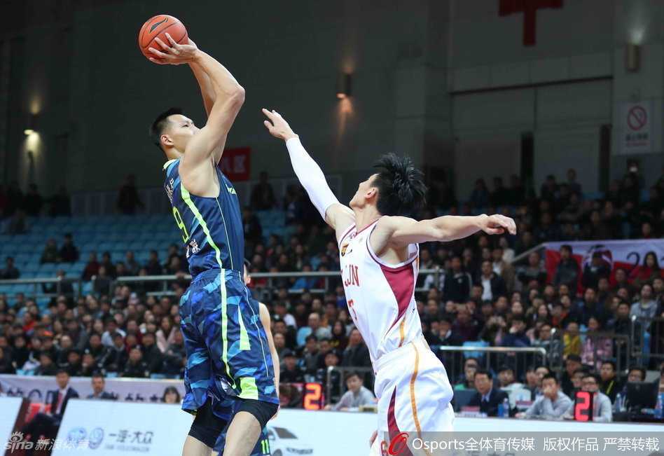 粤浙大战经典回眸:易建联暴扣无双,布泽尔强突内线造杀伤 易建联迎着防守者高高跃起,手腕柔和拨出篮球,篮球在空中划出完美弧线