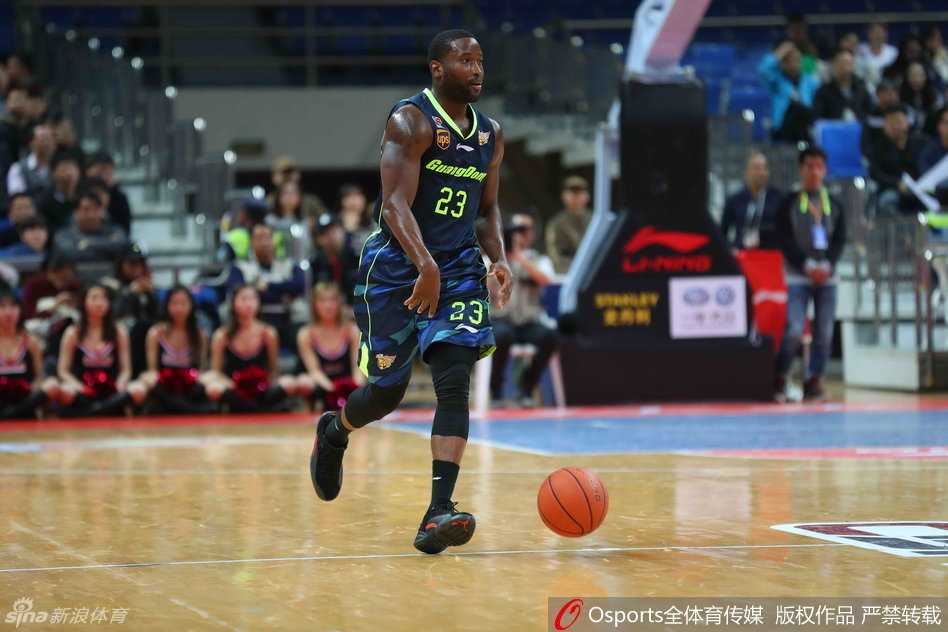 粤浙大战经典回眸:易建联暴扣无双,布泽尔强突内线造杀伤 周鹏持球强行突破防线,面对包夹毫无惧色,展现出队长应有的霸气与担当
