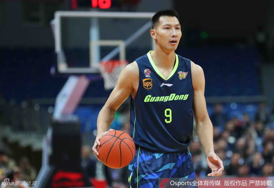 粤浙大战经典回眸:易建联暴扣无双,布泽尔强突内线造杀伤 广东队球员在底角果断跳投出手,皮球旋转着飞向篮筐,眼神中充满自信