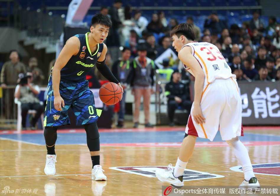 粤浙大战经典回眸:易建联暴扣无双,布泽尔强突内线造杀伤 布泽尔在人群中强硬起球,利用经验寻找身体对抗,准备完成一次势在必得的篮下进攻