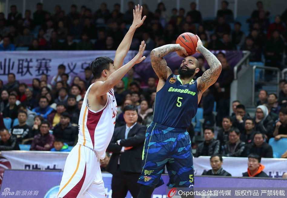粤浙大战经典回眸:易建联暴扣无双,布泽尔强突内线造杀伤 易建联篮下卡位成功,凭借超强的弹跳和臂展,稳稳将篮板球收入囊中