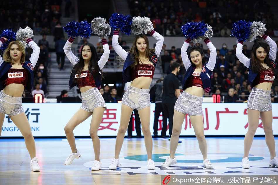 粤浙大战风云起 篮球宝贝热舞点燃寒冬赛场 另一场比赛日抓拍,灯光变换成梦幻的紫色,宝贝们的剪影充满力量感,她们是赛场上一道流动的风景线,让紧张的比赛节奏张弛有度。