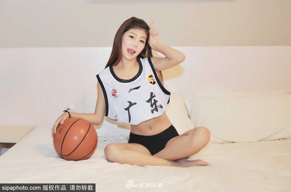 另一张抓拍中，女孩抱着篮球侧卧，轻松惬意的氛围展现了篮球爱好者不为人知的可爱一面