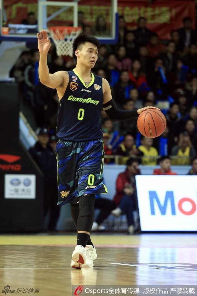 年轻后卫赵睿面对紧逼防守，沉稳地运球穿越中场，眼神中透出与年龄不符的坚毅。