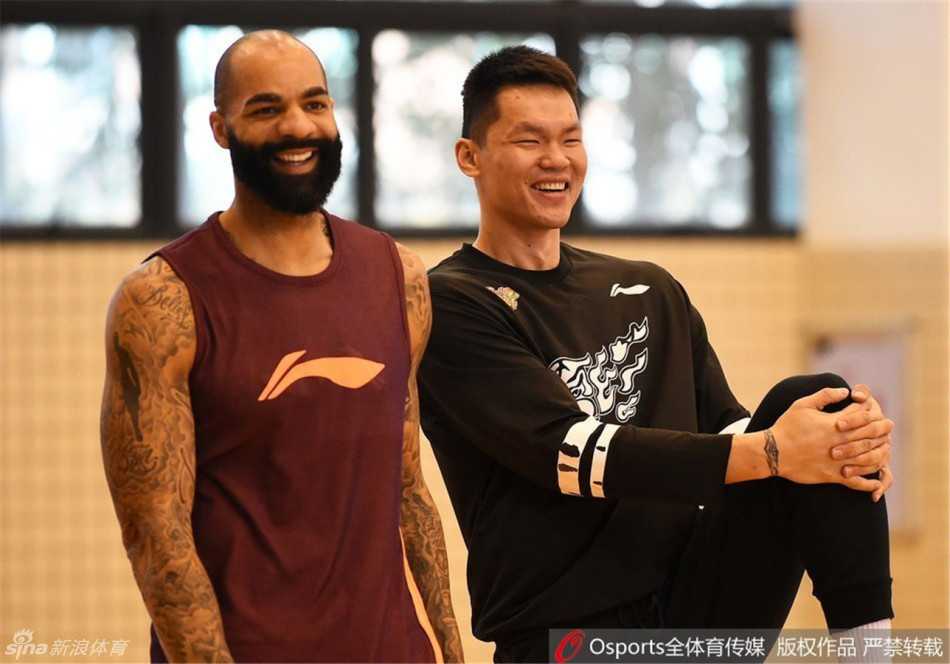 粤疆争霸前夜:华南虎的无声誓言 杜锋双手抱胸站在场地中央,目光如炬,他正在对围成一圈的球员们进行最后的战术部署,队长周鹏神情专注地聆听着。