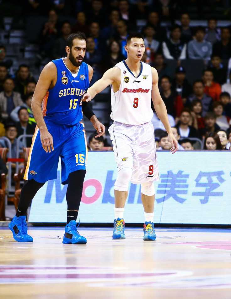 粤疆争霸风云再起 阿联哈达迪内线肉搏 广东队长周鹏在深圳队多人夹击中强行上篮,身体完全扭曲,但依然将球稳稳放入篮筐,彰显队长本色