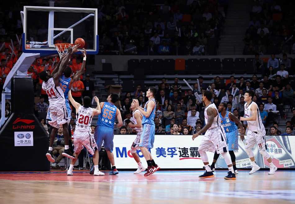 粤疆大战巅峰对决 易建联率广东擒新疆豪取五连胜 广东队小将赵睿像一把尖刀一样刺穿新疆队防线,他在空中对抗后身体完全舒展,用一记抛射将球送入篮筐,表情坚毅而无畏。