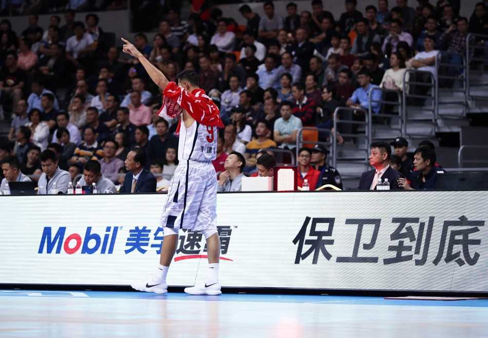 粤疆大战巅峰对决 易建联率广东擒新疆豪取五连胜 亚当斯在广东队多人包夹下强行三分出手,皮球在空中划出一道彩虹弧线直钻网窝,他紧咬牙关的眼神里写满了不信命、不认输。