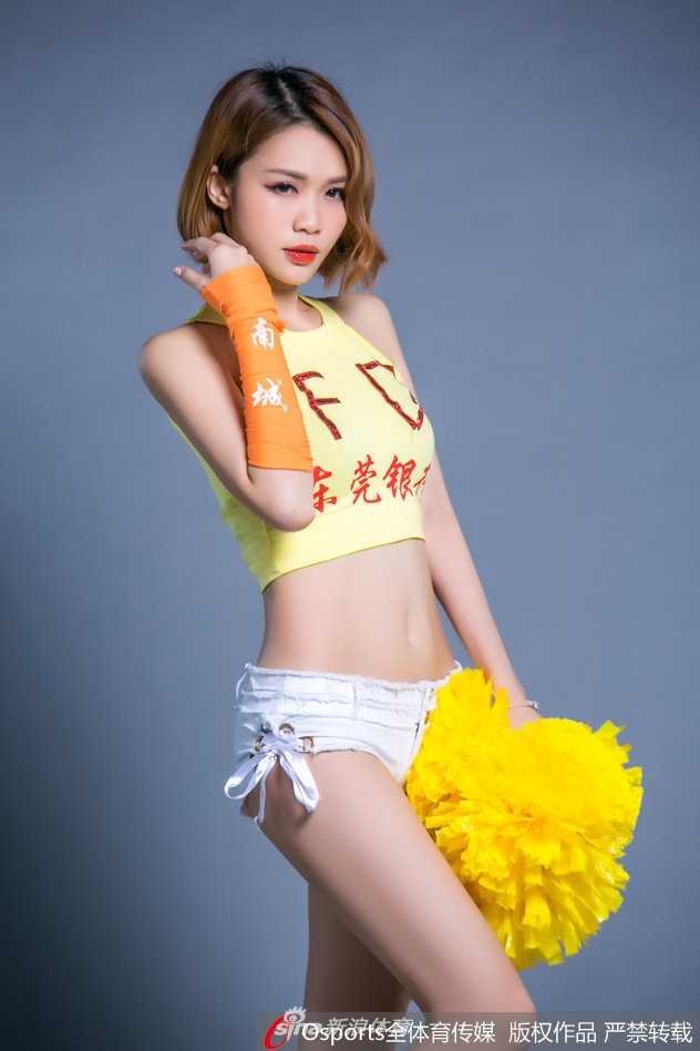 粤色燃情:宏远篮球宝贝舞动新希望,季前赛全胜背后的青春力量 表演落幕,舞者们向观众席挥手致意,笑容中带着运动后的潮红与成就感,她们是今晚赛场上当之无愧的“最佳第六人”。