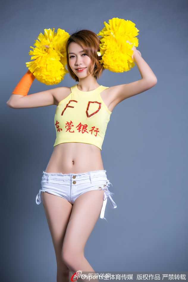 粤色燃情:宏远篮球宝贝舞动新希望,季前赛全胜背后的青春力量 近景特写下,舞者眼神专注而炽热,发丝随着动感的节奏飞扬,展现出新生代女性力量与健康美的完美融合。