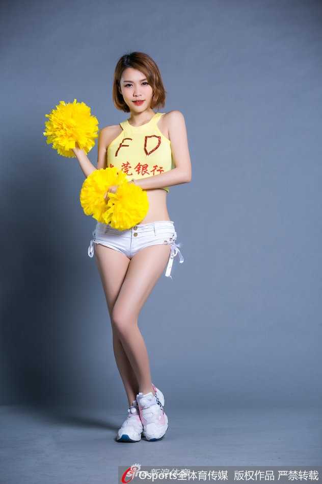 粤色燃情:宏远篮球宝贝舞动新希望,季前赛全胜背后的青春力量 宏远篮球宝贝身着蓝白战袍,在聚光灯下腾空跃起,整齐划一的动作如同赛场上的快攻,瞬间点燃全场沉寂的激情。