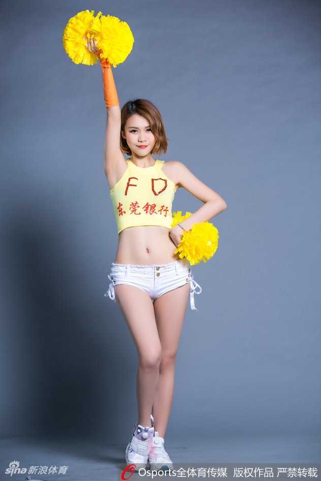 伴随着动感音乐，广东篮球宝贝们齐齐跃起，高扎的马尾辫在空中划出活力弧线，背心上闪烁的流苏与她们明媚的笑脸交织成赛场边最靓的风景。