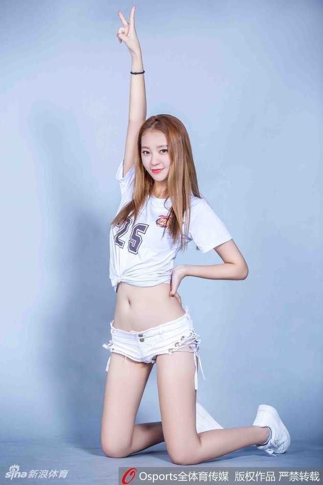 一位队员面对镜头露出甜美而温柔的微笑，背景虚化的光影衬托出她清秀的面容，仿佛在诉说着对舞蹈舞台的无限热爱。