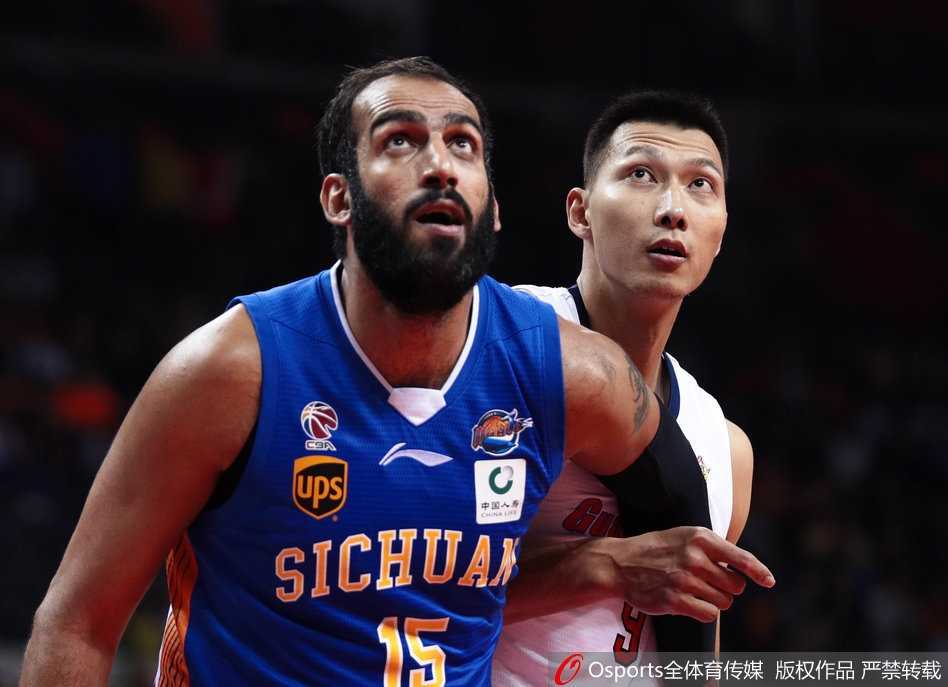 四川外援富兰克林面对防守悍将强投三分，此役他狂砍44分险些导演客场逆转