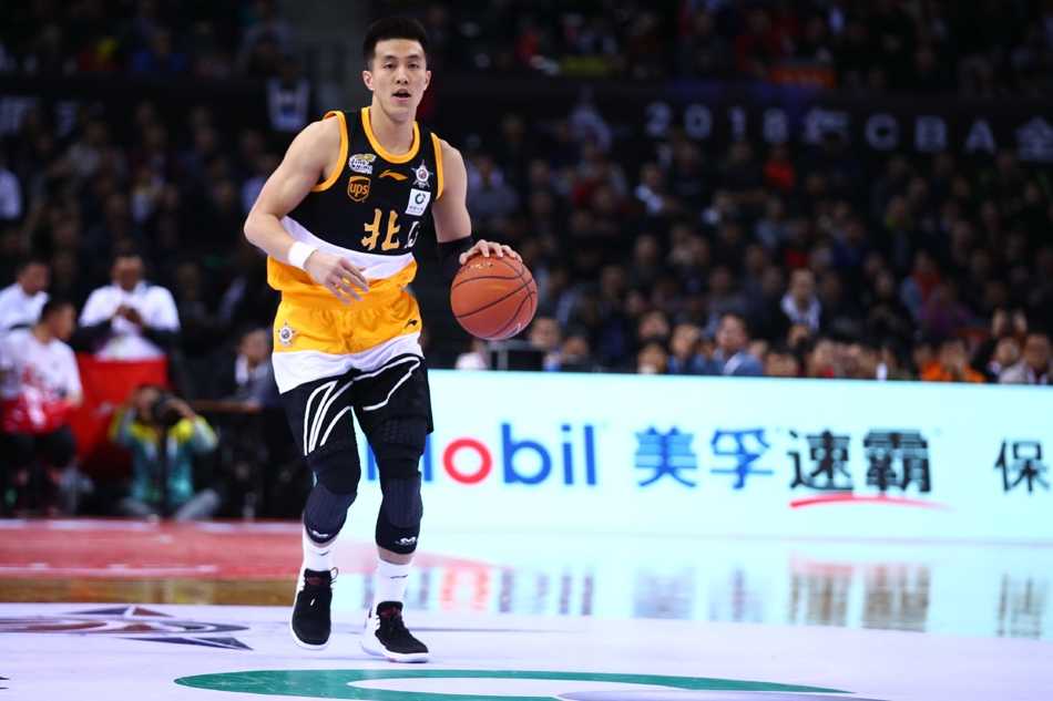 粤辽争锋与青春风暴:二零一八年深圳全明星的梦幻一夜 南区队的赵泰隆完成一记势大力沉的单手劈扣后,身体挂在篮筐上,仿佛在享受这一刻飞翔的快感。