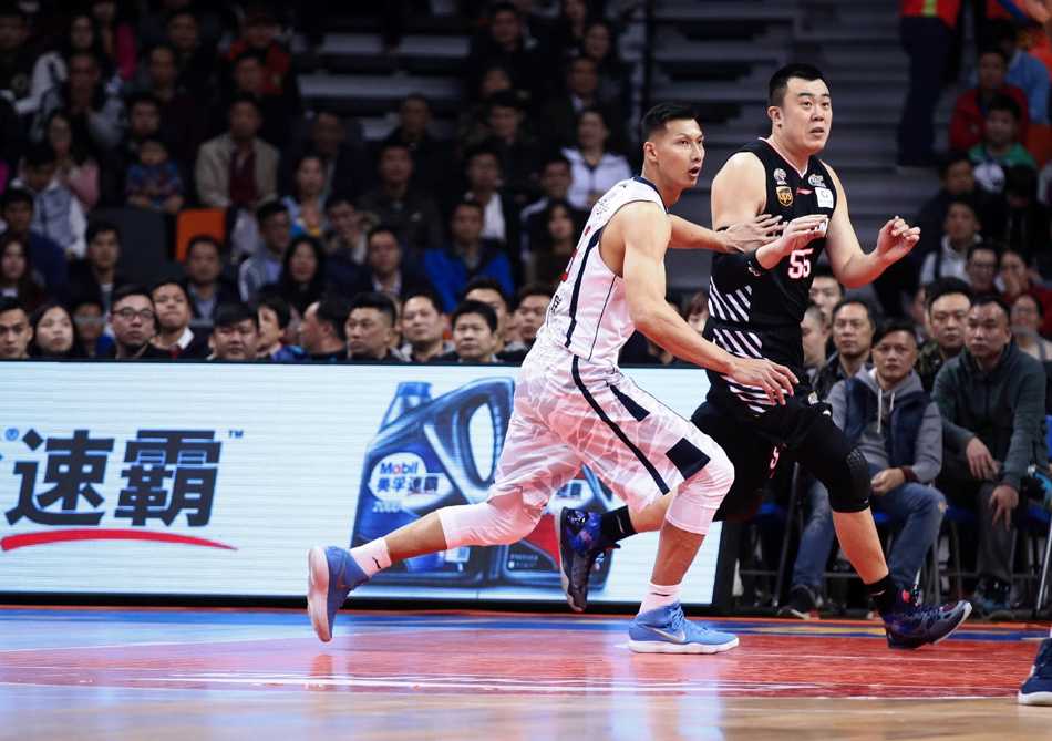 广东后卫赵睿在郭艾伦的紧逼防守下，试图强行突破，两人的对抗充满了火药味，这也是当晚新生代后卫对决的缩影。