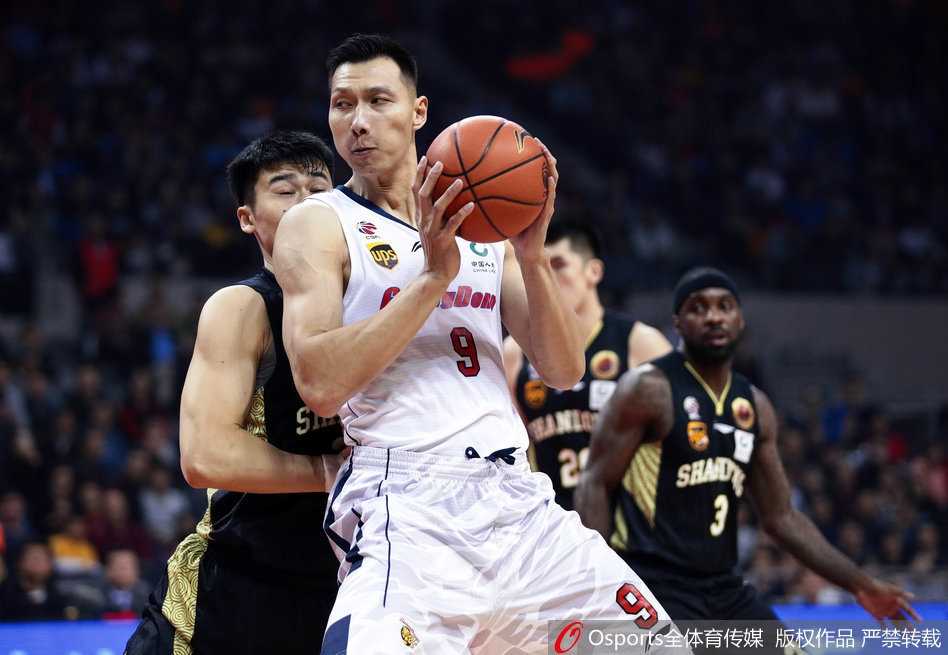 易建联在山东队内线悍将陶汉林与贾诚的严密合围之下，依然神情坚毅，高高跃起试图完成双手灌篮，整个球馆的空气仿佛都在这一刻凝固。