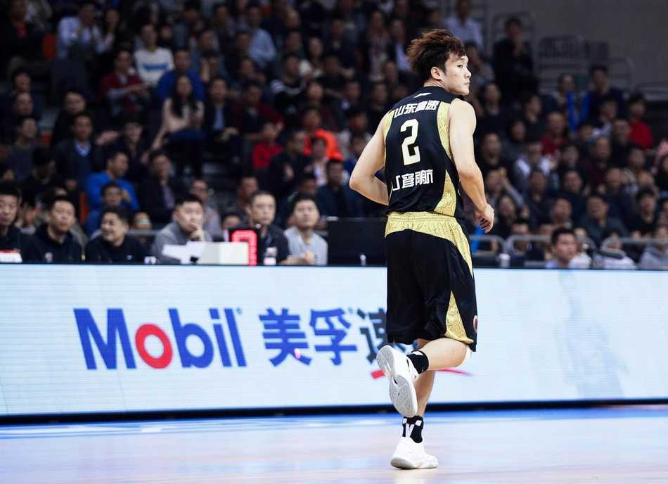 广东队年轻后卫赵睿面对山东队凶悍的紧逼防守，利用节奏变化强行突破，眼神中透露着初生牛犊不怕虎的锐气与坚决。