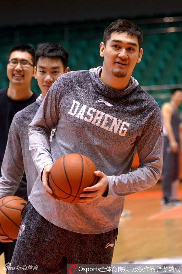 年轻后卫在教练的指导下进行针对性运球训练，专注度极高